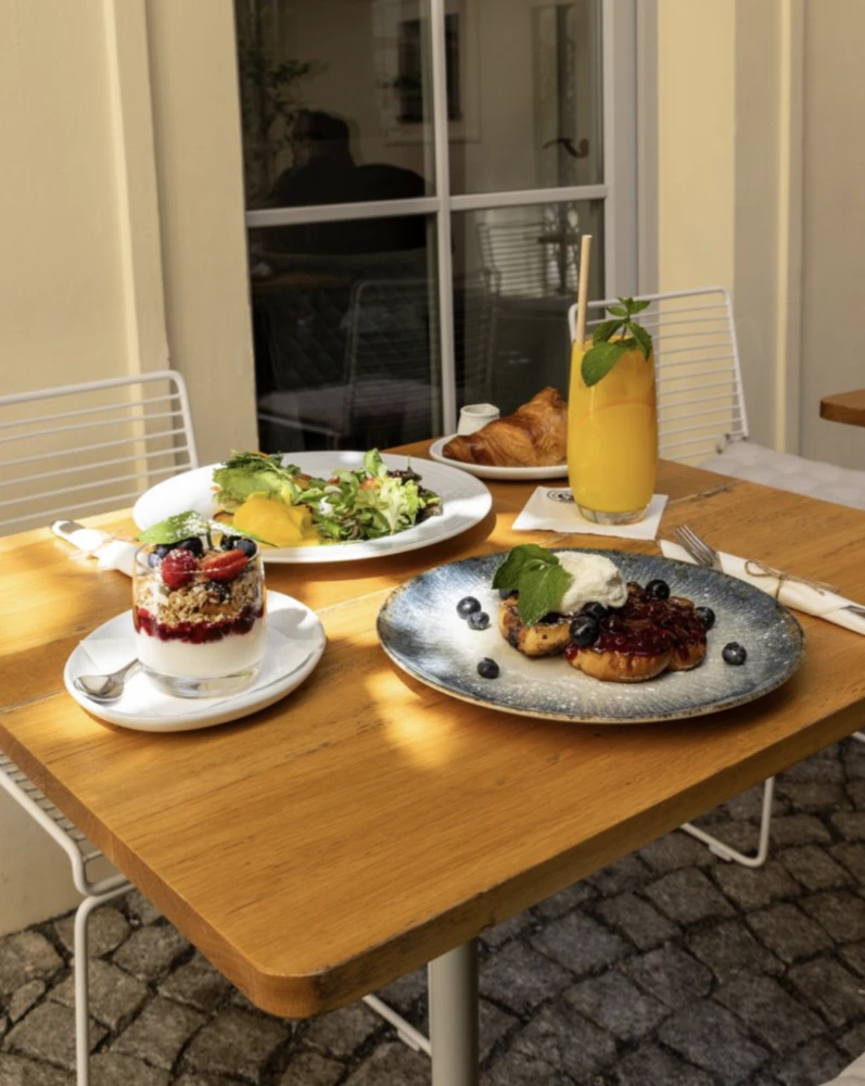 Brunch plates and fresh lemonade at Mondieu Maltézské Square