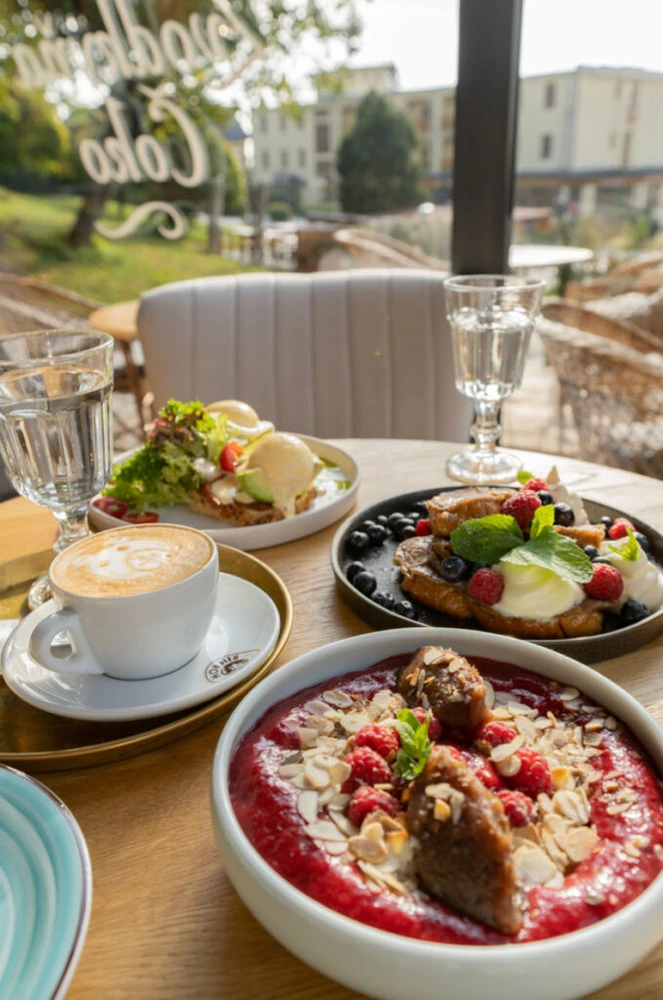 Colourful brunch dishes on the terrace at Mondieu Starý Smokovec
